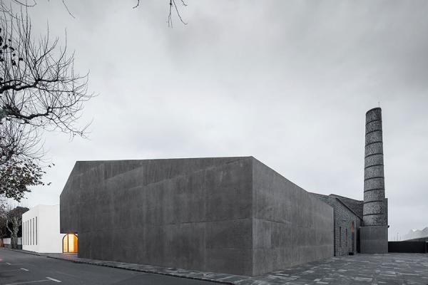 Снимка: architecturaldigest.comЦентърът за съвременни изкуства "Arquipelago Contemporary Arts Center" се намира в Рибиера Гранде, Португалия. Музеят се помещава в две каменни сгради, в изоставен комплекс от складове. Разбира се сградата има много реконструкции.