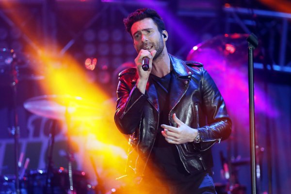 Снимка: ReutersАдам ЛавинВокалът на групата Maroon 5 е син на Фред Лавин - основател на известната верига за облекла M. Fredric. Адам е израснал в Ел Ей и е учил в частното училище Брентууд, където са учили актьорите Маги и Джейк Гиленхал.