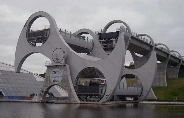 5. Falkirk Wheel – Фолкърк, ШотландияСтранният мост свързва два канала, чиято връзка била прекъсната още през 1933 година. През 2002 година British Waterways изграждат Falkirk Wheel, който позволява на корабите отново да плават по този маршрут.Снимка: njarb.com