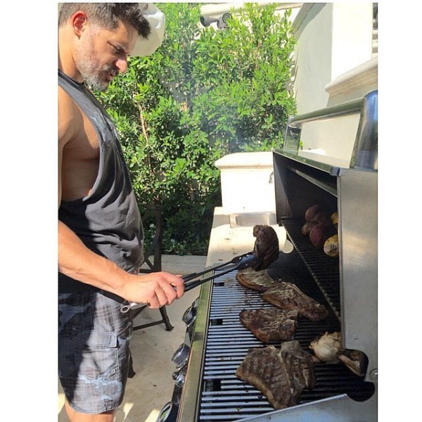  Джо Манганиело също готви на скарата; Снимка: Instagram