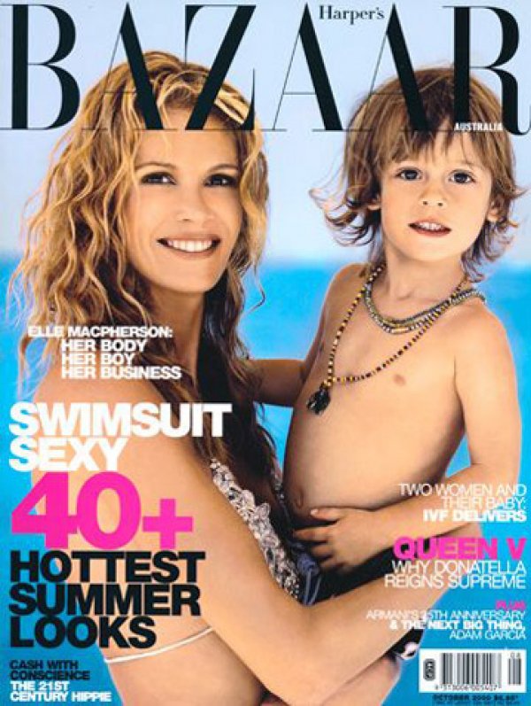 Ел Макферсън с единия от двамата си синове.Снимка: Harper's Bazaar