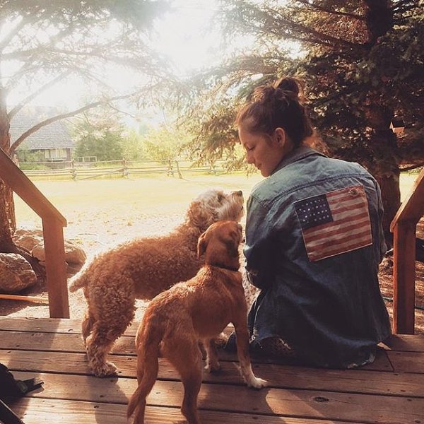 Минка Кели празнува с кучетата си;  Снимка: Instagram