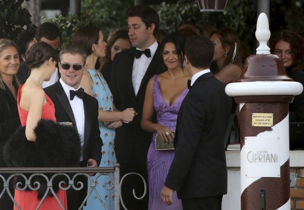Мат Деймън и съпругата му Лусиана бяха сред специалните гости, заедно с Емили Блънт и съпругът й Джон Красински. Снимка: Reuters