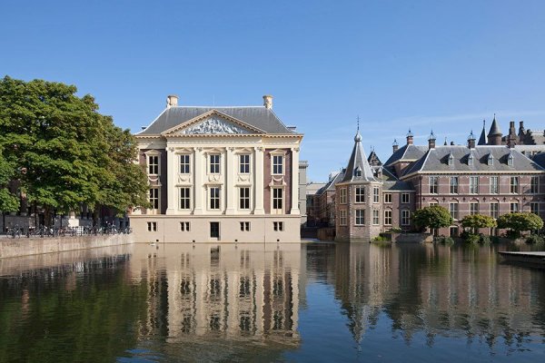 Снимка: architecturaldigest.comТова е новото крило на Кралската картинна галерия "Mauritshuis", която се намира в Хага, Нидерландия. Музеят се помещава в имение от 17-ти век, а новото крило е в стил Art Deco.