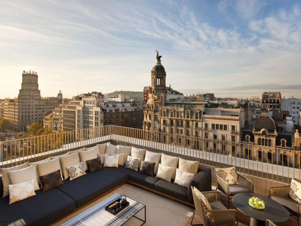 4. Mandarin Oriental BarcelonaХотелът се характеризира със спокойна и идилична атмосфера, подкрепена с безупречно обслужване. От откриването му през 2009 година, гостите на Mandarin Oriental Barcelona могат да се насладят на едни от най-добрите закуски в града, както и на впечатляващ басейн на покрива. Някои стаи имат изглед към Passeig de Gràcia.Снимка: cntraveler.com