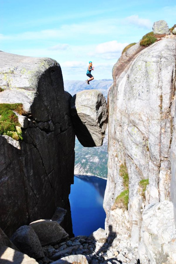Kjerag Mountain, НорвегияСнимка: Nammi Lakhani via KuriositasТази скала се намира в Ryfylke, Норвегия.
