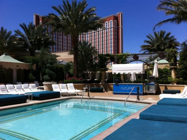 Обичате ли храната? Вашето място е край басейна на хотел  Azure at the Palazzo. Там може да похапнете пица, направена от майстор готвача Волфганф Пук. Местенцето е доста приятно и дори Ким Кардашян го бе избрала за една от спирките на своето моминско парти.Снимка: Azure at the Palazzo
