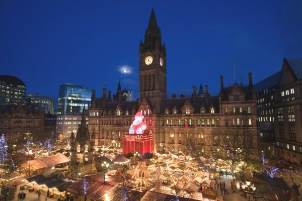 1. Великобритания - Merry Manchester (17-ти ноември - 23-ти декември)Във Великобритания идеята за Коледа може да се характеризира с няколко неща – ароматна печена пуйка, блестящи коледни дървета и вдъхновяващи коледни песни. Коледният пазар в Манчестър се смята за един от най-големите в цяла Великобритания. Характерно за него е, че центърът на града се превръща в дома на много дървени къщички. Потопете се в празничния дух с помощта на стотици сергии и оживена атмосфера. В пазара може да откриете невероятна селекция от стоки, предлагани от местни и европейски производители.Снимка: adelto.co.uk