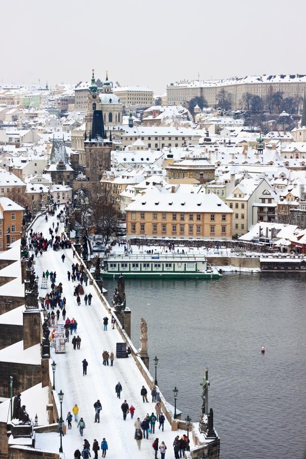Разходка по моста над р. Вълтава...Снимка: Dreamstime