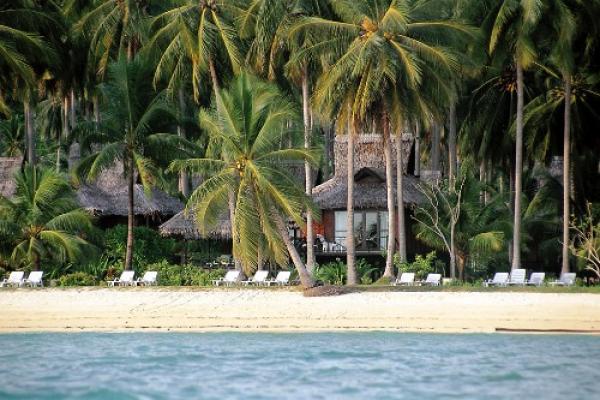 4. Phi Phi Island Village Beach Resort & Spa, ТайландХотелът се намира на около 50 километра от Пукет и има собствена плажна ивица с бял пясък, намираща се в усамотен залив. Това е мястото, където можете да бъдете сигурни, че ще останете далече от чуждите погледи. Хотелът има четири ресторанта, три бара и СПА комплекс, огромен сладководен басейн и петзвезден център за гмуркане. Плажът е на три стъпки разстояние.Цена: Нощувка за двама започва от 300 $ за стаяСнимка: frommers.com