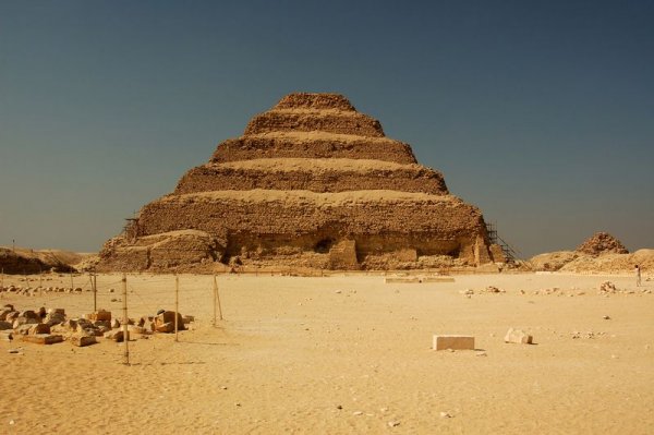 Step PyramidСнимка: Dreamstime Най-старата триъгълна пирамида – Step Pyramid (Стъпаловидната пирамида) трябвало да бъде гробница на Фараона Джосер, но през 2611 г. пр. Хр. Имхотеп, известен архитект по онова време (както и свещеник, физик и основател на култа на лечението) издигнал гробницата до 62 м височина със 6 стъпаловидни слоя. Това била най-голямата сграда за времето си - с размерите на голям град. А от мумифицираният фараон Джосер е останал само левият му крак.