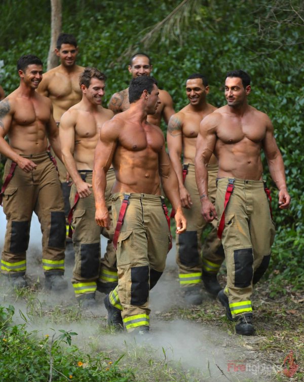 Снимка: @australianfirefighterscalendar.com