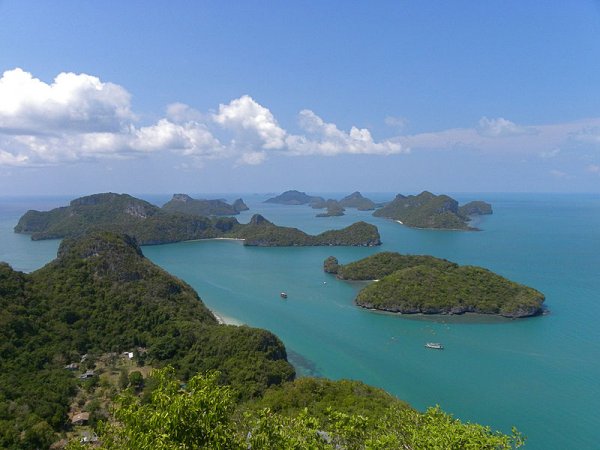 Му Ко Анг Тонг (Mu Ko Ang Thong)Снимка: ask.comТе са красив архипелаг от 40 острова в Залива на Тайланд близо до бреговете на провинция Сурат Тани. Името им в превод означава „купа от злато“. Повечето острови са от варовик и са покрити с тропически гори и се издигат от морето като причудливи скални образувания. Белите им пясъчни плажове и кораловите им води ги правят популярна еднодневна дестинация за туристите. Всички острови са необитаеми, с изключение на Paluay Ko, който е населен от цигани, които изкарват прехраната си от риболов. Островите са със статут на Национален парк от 1980 година.