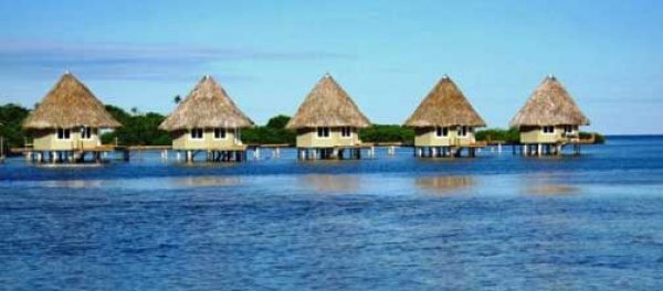 "Корал Лодж", Панама (Coral Lodge, San Blas Islands);  Снимка: overwaterbungalows.netЦена: от 240 долара за нощувка в стая за двамаТова е най-евтиният курорт с бунгала над водата в южния район на Карибите. „Корал Лодж“ не е типичният хотел за меден месец, по-скоро за по-авантюристичен тип хора. Курортът разполага единствено с шест бунгала, два ресторанта и спа център. Недостатък за някои хора може да бъде факта, че това е еко курорт и има ограничения за достъпа до електричество, няма телевизия и интернет. От друга страна има възможност за практикуване на много различни морски спортове.