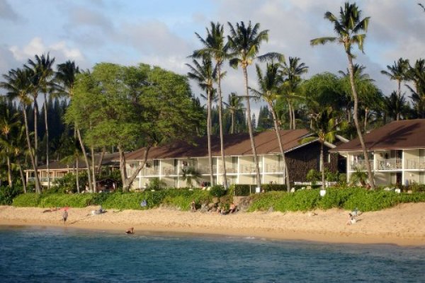 9. Napili Sunset Resort, ХавайКурортът разполага с двуетажни къщи, обзаведени и декорирани в тематичен хавайски стил. Хотелът е известен със своя златен пясък и със спиращи дъха гледки към океана. През зимните месеци в близост може да се видят китове и делфини, дошли да плуват в по-топли води. Плажът се намира на по-малко от три метра.Цена: През слабия сезон нощувка за двама започва от 239 $, а в натоварения – от 310 $Снимка: frommers.com