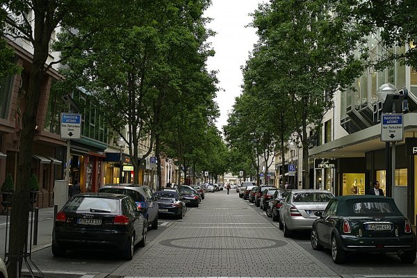 GoethestraßeЛъскавите бутици на Франкфурт се намират на Goethestraße. Улицата е съвсем близо до Fressgass, но за да напълните дори един плик с покупки, си пригответе пачките! Сега имате шанс да охарчите съпруга/любовника си, като се сдобиете с едно изящно парче от Cartier или Tiffany & Co.Снимка: fotocommunity.de