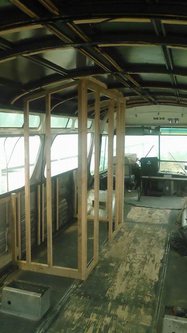 www.instagram.com/thebustinyhome/