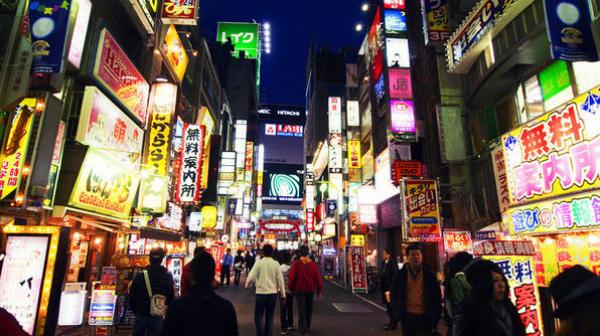 3. ТокиоКварталът на Токио, Shinjuku, е един от най-известните търговски квартали на града. Небостъргачи, универсални магазини, молове и огромни магазини за техника – всичко може да се намери там.Снимка: travelchannel.com