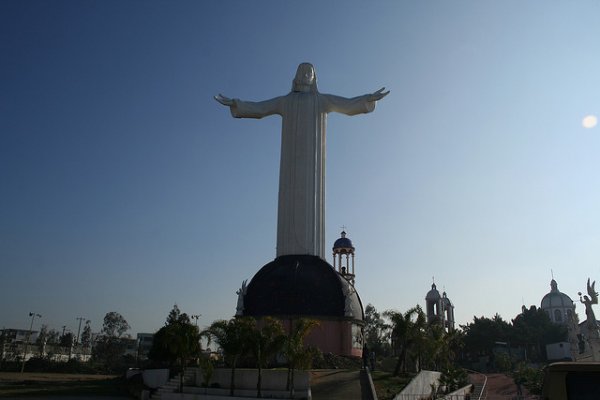 6. Cristo Rey de los Álamos в Мексико – височина: 23,3 метраСтатуята е построена от смола и фиберглас, което я прави единственият монументален образ на Христос, построен с тази комбинация материали. Cristo Rey de los Álamos се намира в граничния град Тихуана – точно между Мексико и САЩ. Интересно е, че статуята на Исус се издига върху купола на църква.Снимка: dcipjr