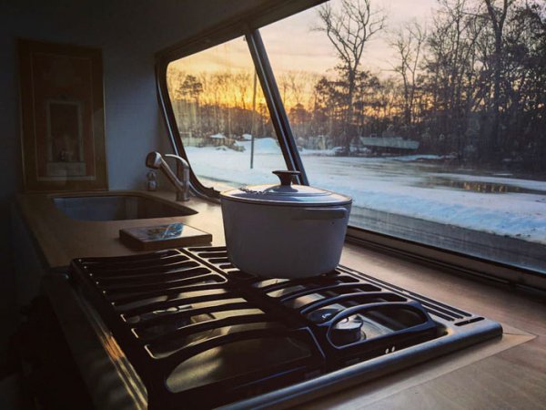 www.instagram.com/thebustinyhome/