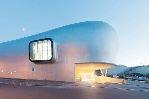 Снимка: architecturaldigest.com"Айс Ринк" в Лиеж, БелгияТази закрита ледена пързалка Лиеж е завършена през 2012 г., а е проектирана от голяма архитектурна фирма. Тя има заоблена форма и оригинална фасада, направена от 200 000 алуминиеви люспи. Съоръжението има олимпийски размери.