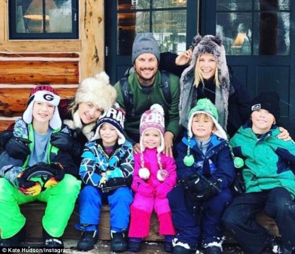Кейт и Оливър Хъдсън с децата си; Снимка: Instagram