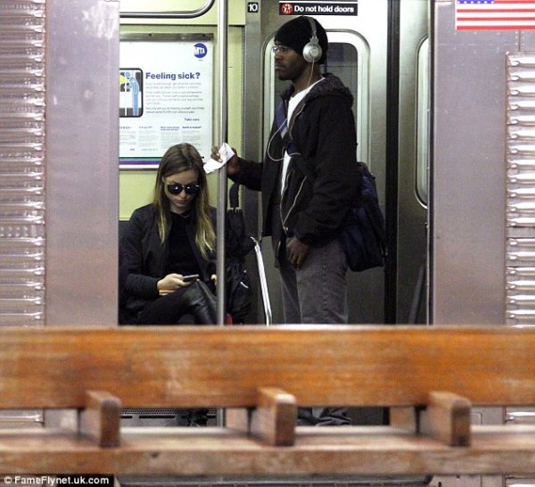 Оливия Уайлд се вози в метрото; Снимка: dailymail.co.uk