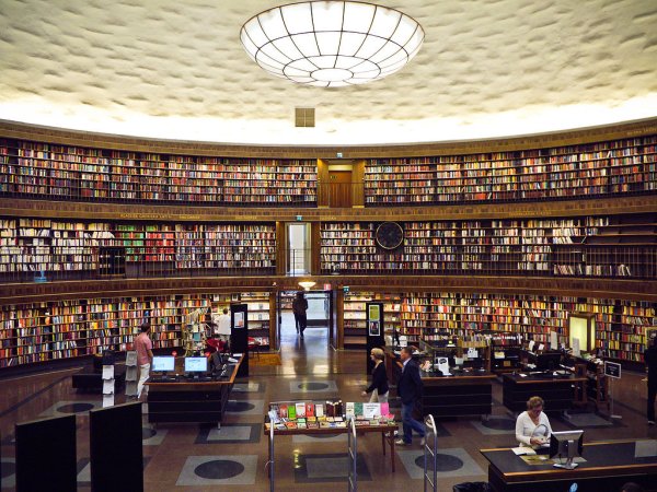 Снимка: Instagram"Public Library" в Стокхолм , Швеция е една от най-значимите структури на града и първата публична библиотека на Швеция. Само за 2014 г. от нея са взети повече от 4 милиона книги.