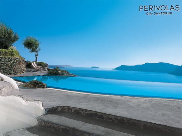 Perivolas Luxury Hotel, СанториниСъседката ни Гърция изкушава не само с уникалните си плажове, а и с невероятни басейни. Този например, е една от най-големите гордости на курорта и често е сниман за корица на редица туристически списания.Снимка: bootsnall.com