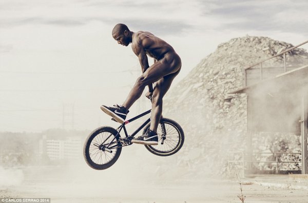 Състезателят с BMX Найджъл Силвестър; Снимка: ESPN Body Issue