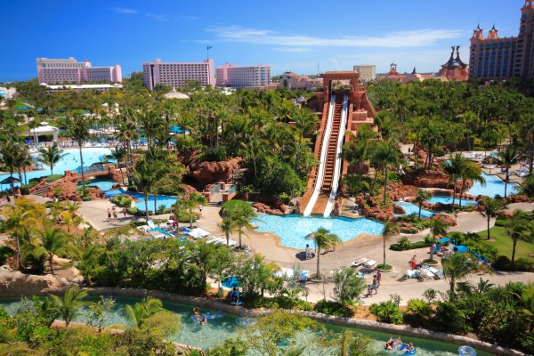 Снимка: Dreamstime„Атлантис Парадайс Айлънд“, Бахамските острови (Atlantis Paradise Island)- 25 хиляди долара на нощАтлантис ризорт (Atlantis Resort) е легендарен и супер пищен курорт, който се намира на остров Paradise Island. Той е разположен близо до столицата на Бахамските острови - Насау и е на „един хвърлей“ до американския щат Флорида. Това невероятно място до 2007 година се водеше за най-скъпия курорт на планетата. Особено като се има предвид, че там се намира един от най-уникалните аквапаркове в света - AQUAVENTURE.