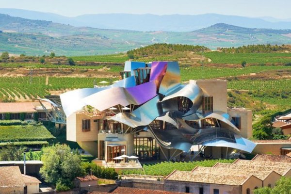 2. Vinothérapie SPA Caudalie Marqués de Riscal – ИспанияХотелът е характерен със своя динамичен съвременен дизайн на фона на заобикалящите го лозя. Интересната линия на покрива е направена от титан. В комплекса се предлагат гроздови уелнес процедури, както и такива за отслабване.Снимка: travel.yahoo.com