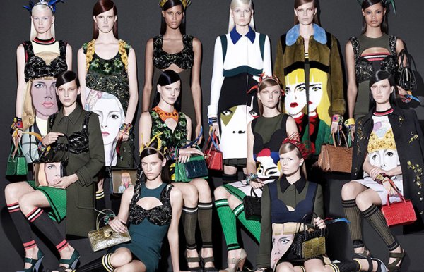 8. PRADA  Spring/Summer 2014Точно 18 са моделите, които са снимани за рекламната кампания на Prada за пролет-лято 2014, фотограф – Стивън Мейзел.Г-жа Прада внесе артистичност в излъчването на бранда за летния сезон на 2014-та. Отличителна колоритност и ослепителни принтове издават влиянието на художници и артисти, а визията на примерни ученички, жадни за знания и различен поглед към света е умело вплетена в облика на кампанията.Снимка: Prada
