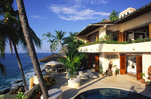 „Азул Селесте“ в Пуерто Ваярта, Мексико (Villa Azul Celeste in PuertoVallarta, Mexico); Снимка: smashingtops.comЗашеметяващата крайбрежна вила "Азул Селесте" е обградена от красив екзотичен пейзаж с големи палми и тропически цветя. Тя е една от най-живописните, комфортни и луксозни вили в Раят на Пасифика - Пуерто Ваярта. Мексиканският полъх, тюркоазено сините води и персоналът от професионалисти са само част от това невероятно място.