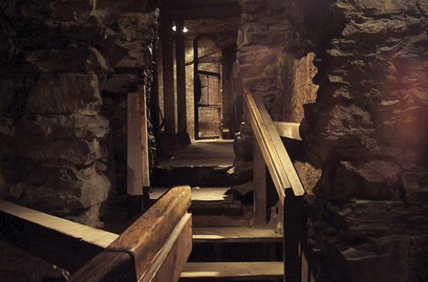 3. Seattle Underground – СиатълПрез 1889 година в Сиатъл избухва огромен пожар и 25 блока биват опожарени. Това е моментът, в който градът трябва да се промени. Изграждат се подпорни стени и се издигат улици над калните основи. Голяма част от оригиналния град седи необезпокояван под квартала около Pioneer Square. Надниквайки отдолу, вие ще видите подземни проходи, които някога са били тротоари и витрини.Снимка: travel.yahoo.com
