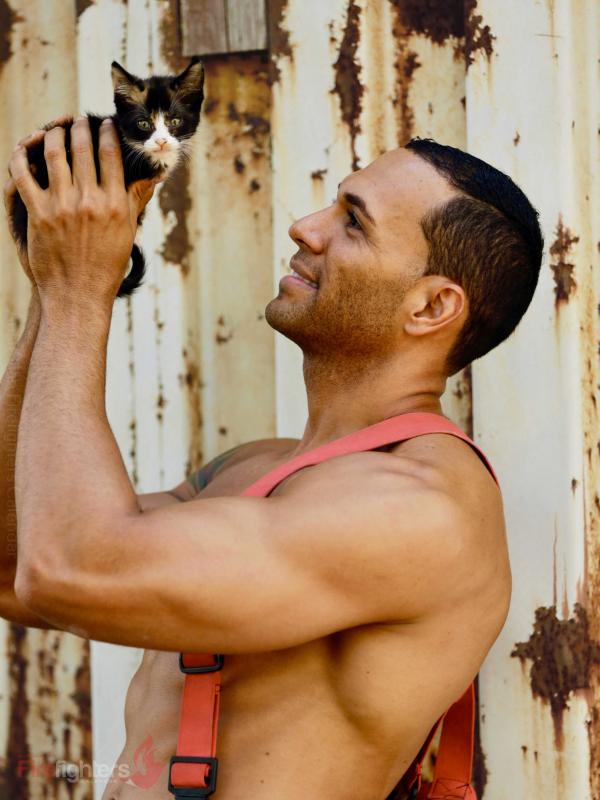Снимка: @australianfirefighterscalendar.com