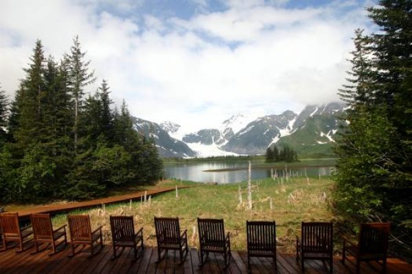 5. Най-доброто място за малко бягство от ежедневието: Kenai National Wildlife Refuge, АляскаВ днешно време е трудно да се намери наистина отдалечено място, където човек може да забрави за всичко. Kenai Fjords Glacier Lodge обаче, предлага точно това – истинско спокойствие и неприкосновеност. Хотелът разполага с 16 дървени вили, които имат само някои удобства, характерни за дома.В това отдалечено място няма да може да гледате телевизия, да използвате мобилния си телефон или да влизате в интернет. За сметка на това Kenai Fjords Glacier Lodge предлага разходка с каяк и близка среща с морски видри, тюлени и пристанищни орли.Снимка: Kenai Fjords Glacier Lodge