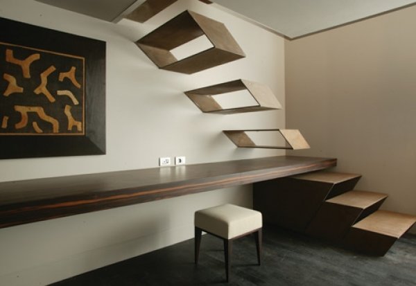 Снимка: worlddesignhotels.comХотел „The Gray“, Милано, ИталияФлорентинския архитект Гуидо Чиомпи е създал всяка една от 21 стаи и апартаменти в този бутиков хотел в центъра на Милано. Един от най-забележителните резултати е в един от мезонетите, чиито етажи са свързани с това плаващо стълбище с футуристични дървени стъпала, които приличат на вдлъбнати кутии.
