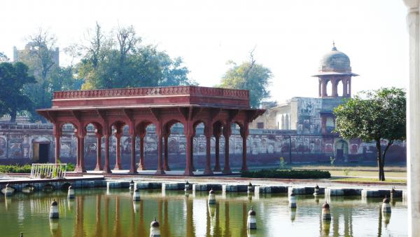 Градинaтa Шалимар - Пакистан (Shalimar Garden) Снимка: DreamstimeТази персийска градина е построена от големия император Шах Джахан в Лахор, съвременен Пакистан. Строителството й започва през 1641 година и е завършена за една година. Градината е под формата на правоъгълник, заобиколен с висока тухлена стена, известна със сложната си дърворезба. Градините са дълги 658 метра от юг на север и 258 метра, от изток на запад. През 1981 година Shalimar Gardens са включени в списъка на ЮНЕСКО за световното културно и природно наследство.