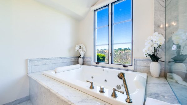 Снимка: belaircrestmansion.com