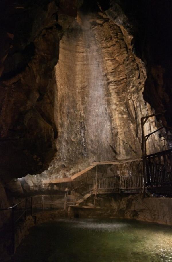 Снимка: saresnar"Пещерата на феите", Швейцария (La Grotte aux Fees)Този водопад, който пада от 74 метра от ледника Dents du Midi се смята за най-високият подземен водопад в света, който се намира в пещера. Името на пещерата означава "Пещерата на феите". Легендата гласи, че ако си сложиш ръката на стената, феите ще ти изпълнят едно желание. Пещерата е известна още от римско време и нейното име на местен диалект означава "Дупка на овцете" - тъй като някога е била използвана като кошара.