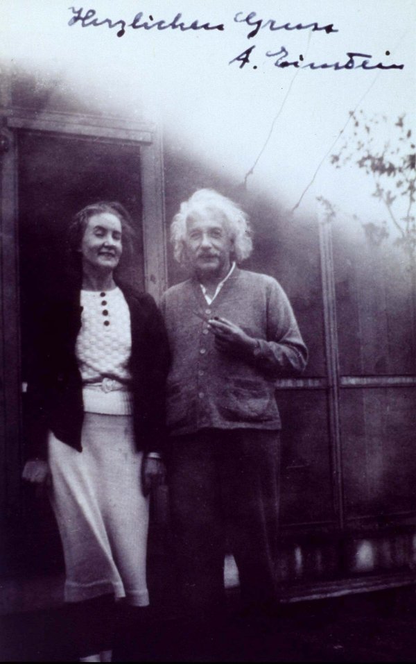 7. Алберт Айнщайн - 12 милионаМултимедийната компания Baby Einstein е лицензирала името на Алберт Айнщайн и благодарение на това наследниците му имат 12 милиона долара. Компанията продава книги, DVD-та, играчки и други интерактивни продукти.Снимка: Reuters