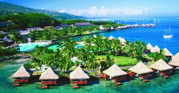 "Интерконтинентал Таити Ризорт", Таити (InterContinental Tahiti Resort), Снимка: overwaterbungalows.netЦена: от 308 долара за  нощувка в стая за двамаКурортът предлага най-добрите условия за четиризвезден хотел на тази цена.  Обикновено цените в южната част на Тихия океан започват от 600 щатски долара за нощувка. Този курорт е много подходящ и за младоженци, решили да отидат на меден месец. Хотелът разполага с 32 бунгала над водата, разположени на малък остров в лагуната. Местоположението му е на кратко разстояние от летището на Таити, така че е удобно място за отсядане дори, ако вашата дестинация е Бора Бора или Мореа.