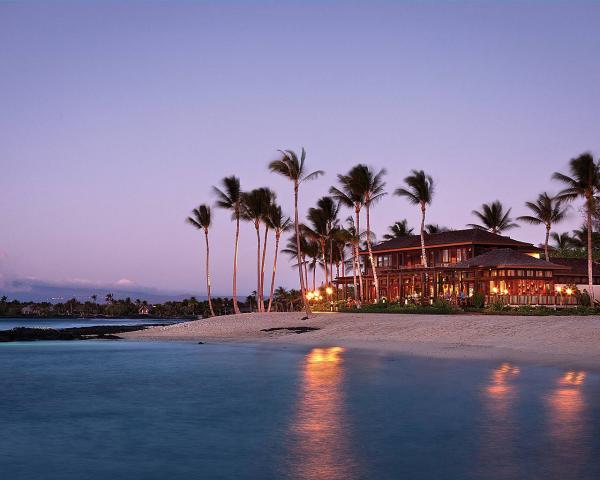 3. Най-доброто място за поддържане на форма: Four Seasons Resort Hualalai, ХавайВ този островен курорт може да се погрижите за добрата форма на тялото си. Предлагат се йога часове на тревата с изглед към океана или по-силови тренировки във вътрешния двор на хотела с изглед към тропическата градина. Огромно закрито пространство приютява три спортни зали и две фитнес студиа. Посетителите на хотела могат да избират между танци, спортно катерене, волейбол, баскетбол и тенис. Снимка: Four Seasons Resort Hualalai