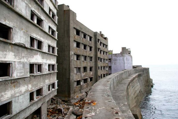 Снимка: smashingtops.comГанкаджима, Япония (Gunkanjima, Japan)Това е друг забравен град. Той се намира на остров Хашима, а подемът му е бил също заради мина, но за въглища. Островът е бил купен от концерна Mitsubishi през 19 век. През 1959 година в града живеят близо 1400 души. Но в един момент китайските въглища се оказват по-евтини от японските. И в крайна сметка през 1974 година последният жител напуска острова и града. В последствие той е обявен за защитен обект на ЮНЕСКО. Япония забранява достъпа до острова. Едва на 22 април 2009 г. е разрешено неговото публично посещение.  