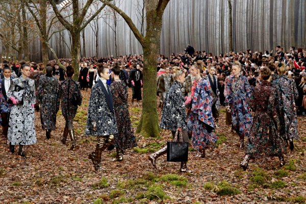 Магическата гора на Chanel, есен-зима 2018/2019 година; Снимка: Reuters