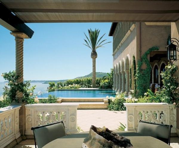 Снимка: architecturaldigest.comШер възлага дизайна на дома и градината си на своя  дългогодишен приятел - Рон Уилсън. Той създава този, италиански ренесансов стил за къщата ѝ в Малибу. "Чувствам се комфортно тук. Тази къща е увила ръце си около мен. А прекрасния басейн е мястото, където прекарвам цялото си време през лятото ", казва певицата/актриса пред списанието.