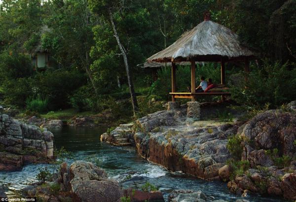 Култовият режисьор Франсис Форд Копола е собственик на "Blancaneaux Lodge". Носителят на "Оскар" е супер успешен хотелиер и притежава пет хотела в целия свят. Освен "Blancaneaux Lodge", който се намира в Сан Игнасио, Белиз, той също така е собственик на "Turtle Inn", също в Белиз, "La Lancha" в Гватемала, "Хардин Ескондидо" в Аржентина и "Palazzo Margherita" в Италия. Снимка: Blancaneaux Lodge 