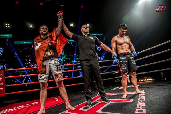 с вдигната ръка - Dmitry Voitov (Belarus), рефер - Dmitry Sazonov (Russia), загубил - Bob Armstrong (New Zealand)