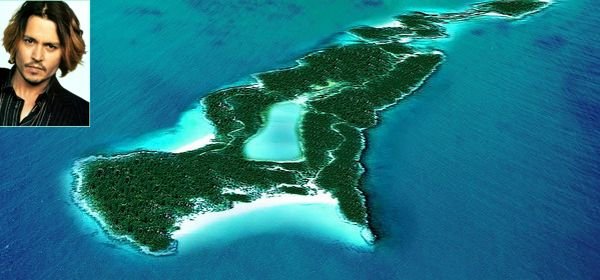 Снимка: celebguru.comДжони ДепКарибският пират си има малък остров на име Little Halls Pond Cay на Бахамите. Той го купува през 2004 година за 3,6 милиона долара. Little Halls Pond Cay е благословен с изобилие от живописни пейзажи, красива лагуна, палми и шест непокътнати бели, пясъчни плажове (всеки е кръстен на член от семейството на актьора).  